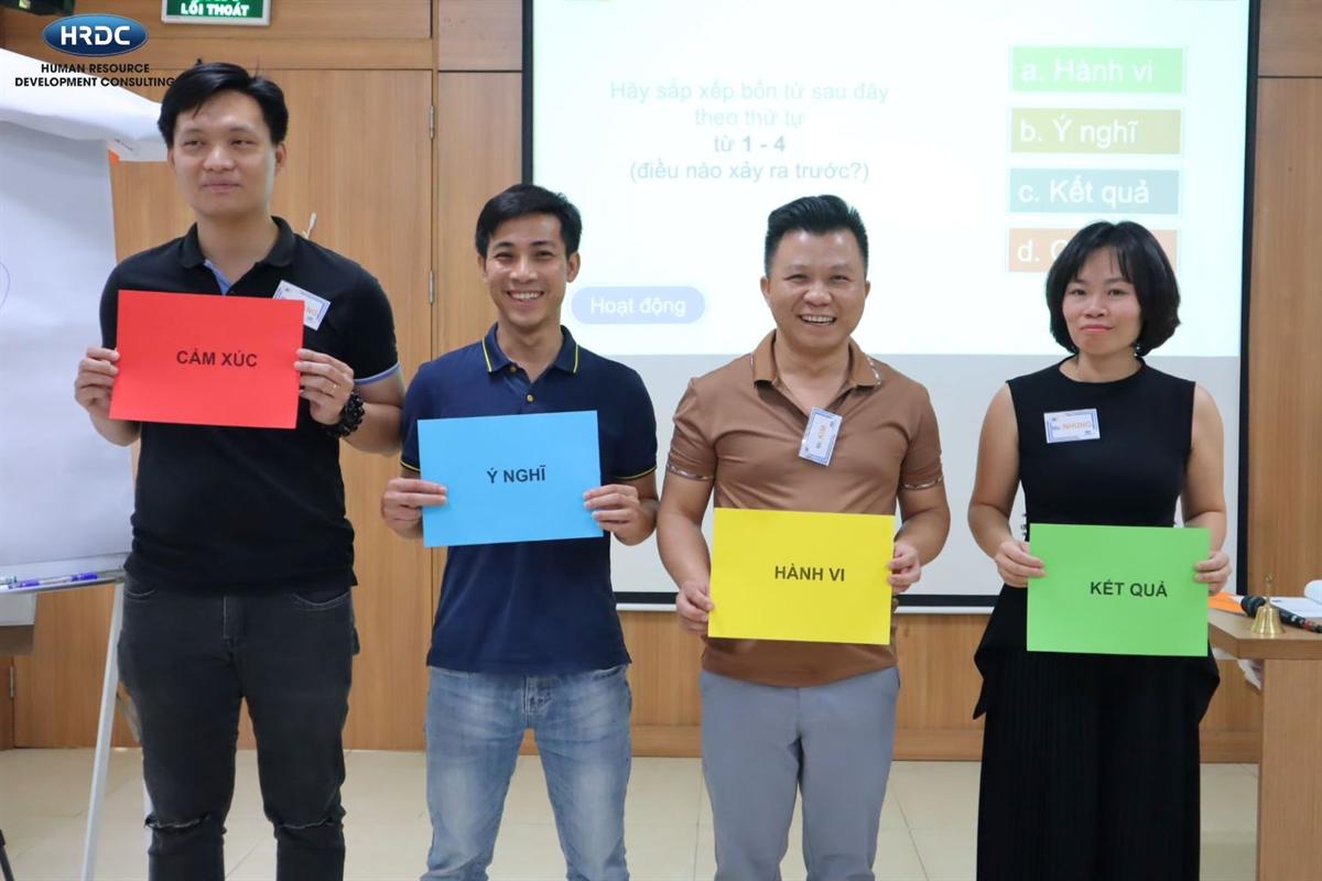 Học viên cầm các thẻ Cảm xúc, Ý nghĩ, Hành vi, Kết quả trong hoạt động thực hành