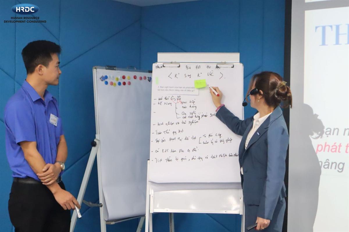 Giảng viên viết lên bảng cùng học viên