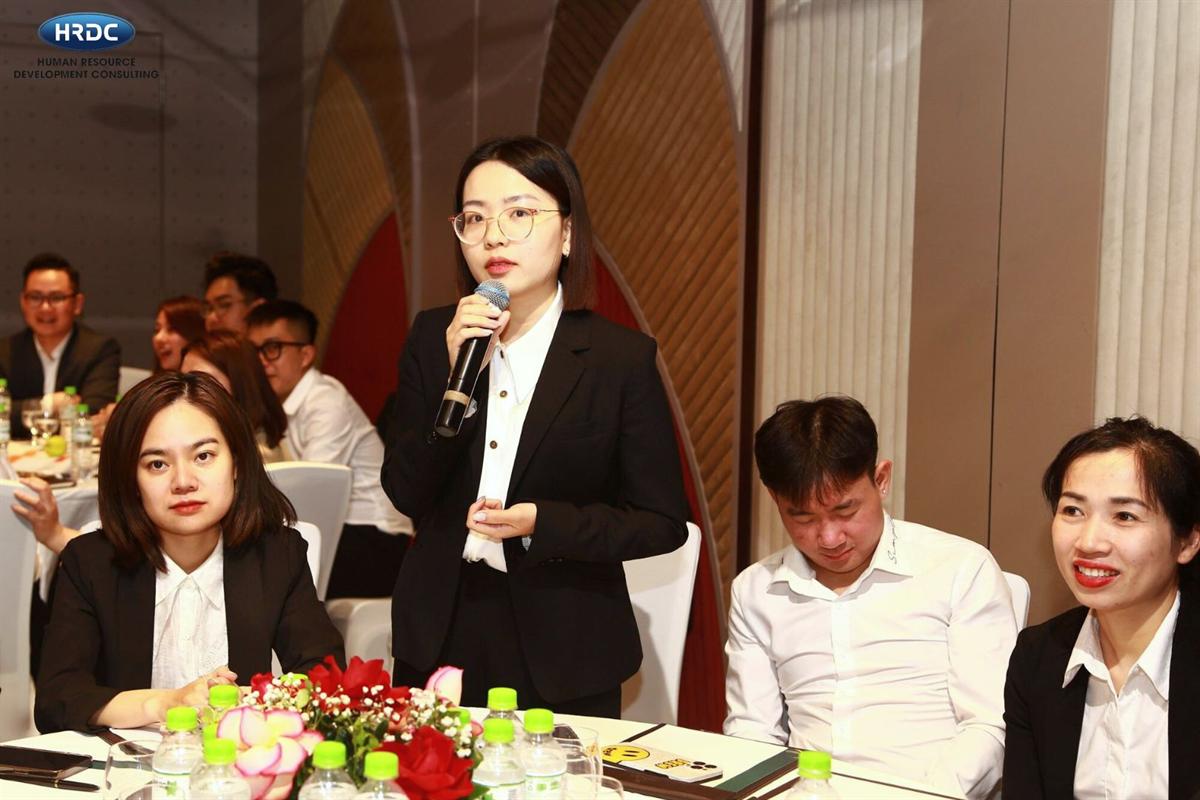 Các nhà quản lý doanh nghiệp tham dự lớp học của HRDC