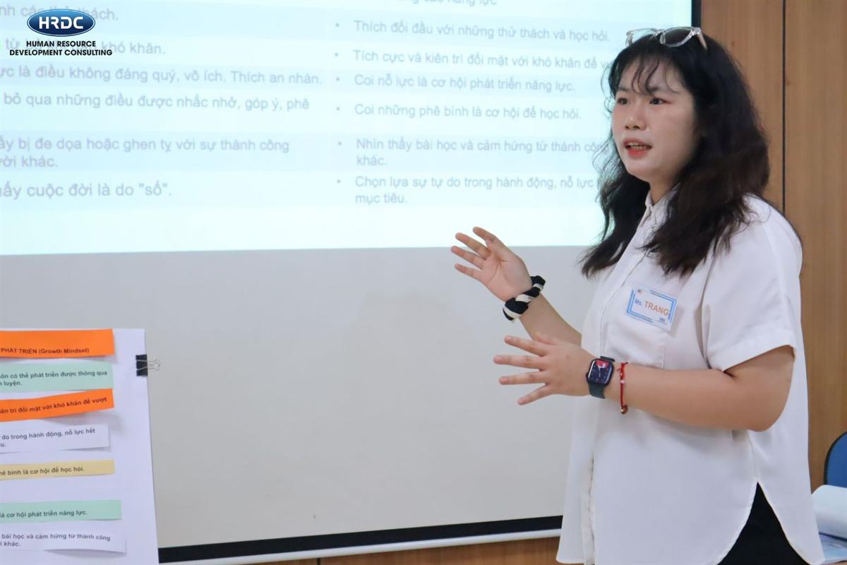 Giảng viên HRDC trình bày nội dung trước màn chiếu