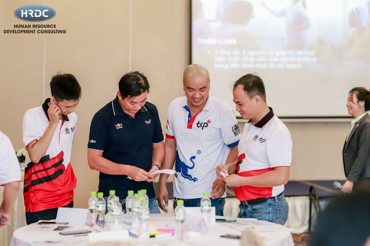 Nhóm học viên thực hiện thử thách trong hoạt động nhóm