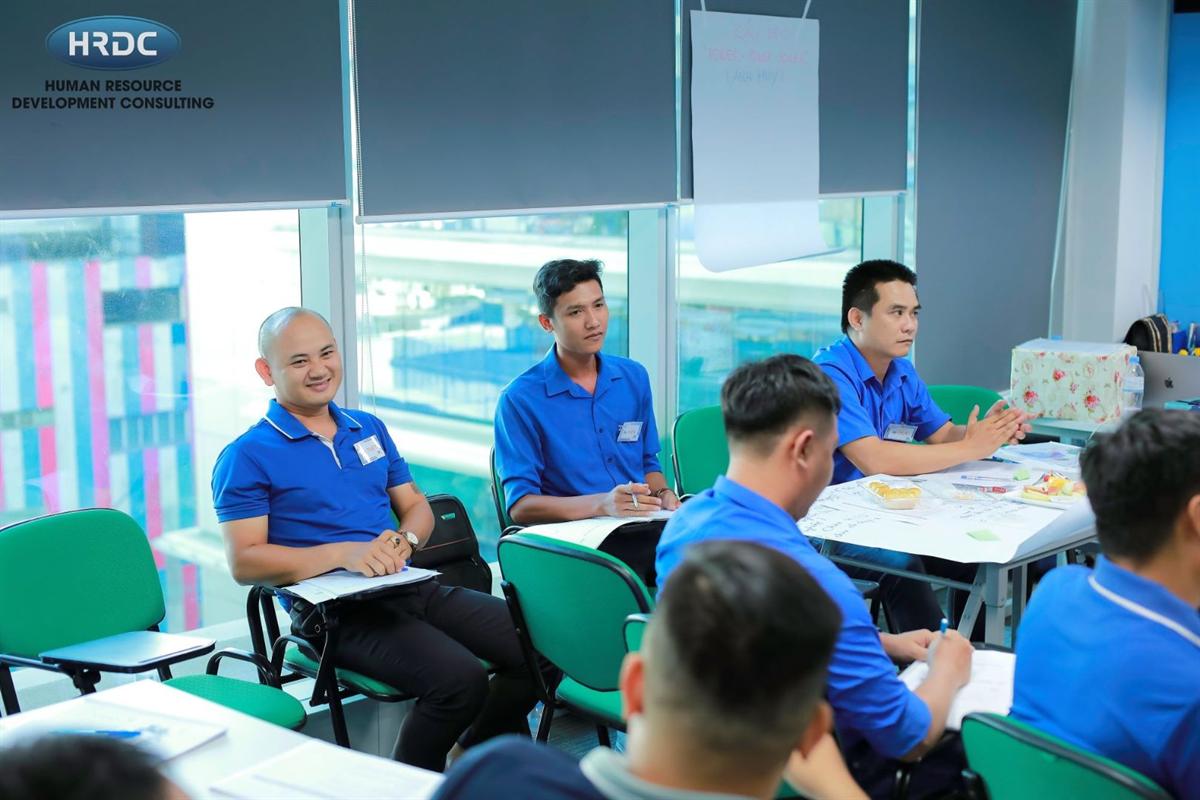 Học viên ngồi lắng nghe trong lớp học tại HRDC