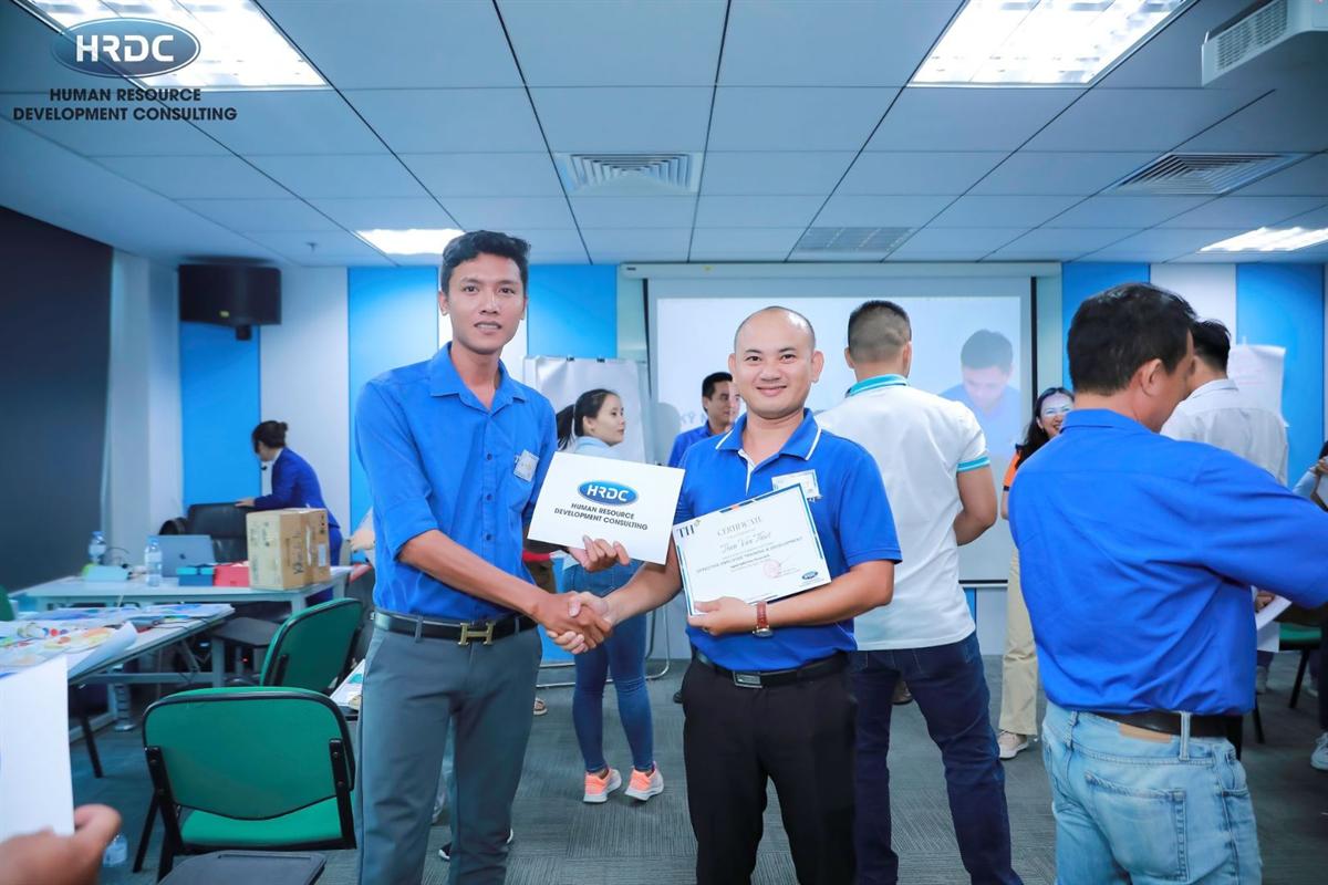 Học viên chụp ảnh cùng giảng viên cuối khóa học