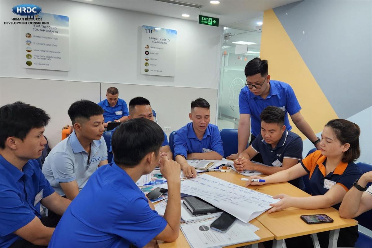 Nhóm học viên thảo luận và ghi chép quanh bàn