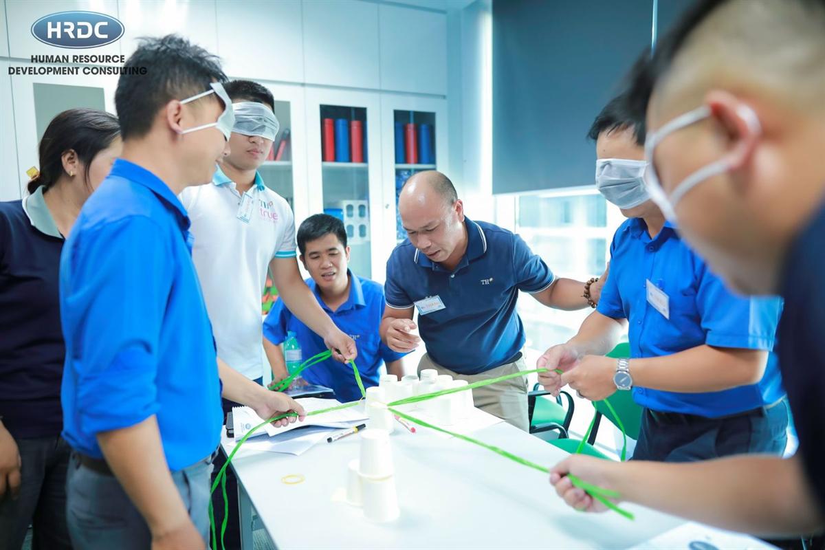 Học viên bịt mắt thực hiện thử thách tin tưởng đồng đội