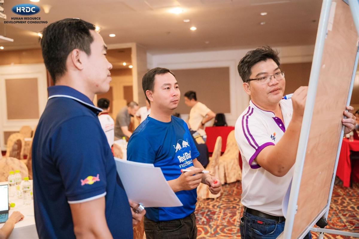 Học viên trình bày trên flipchart