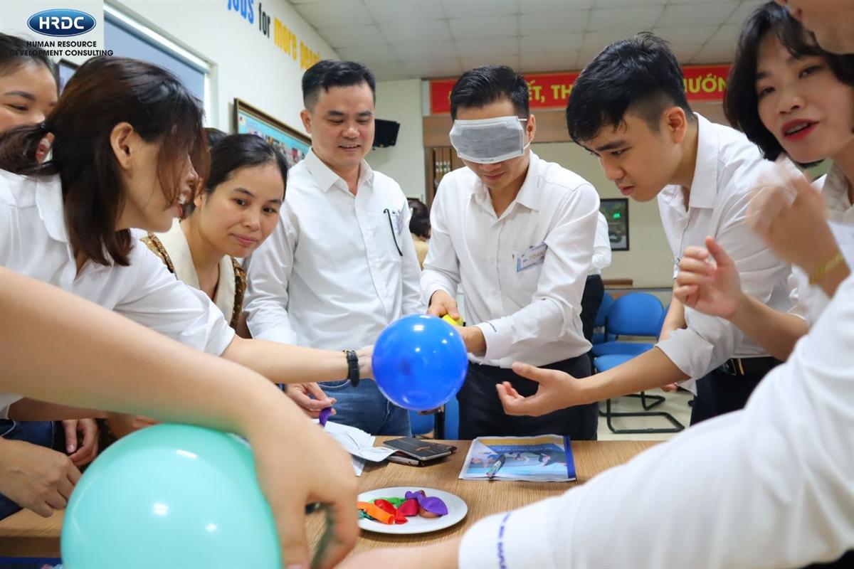 Học viên tham gia thử thách với bóng bay
