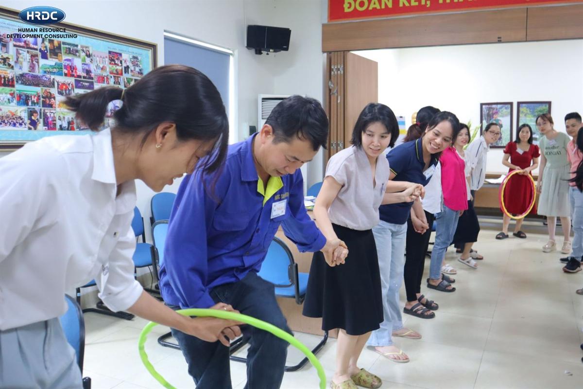 Học viên tham gia trò chơi vận động với vòng