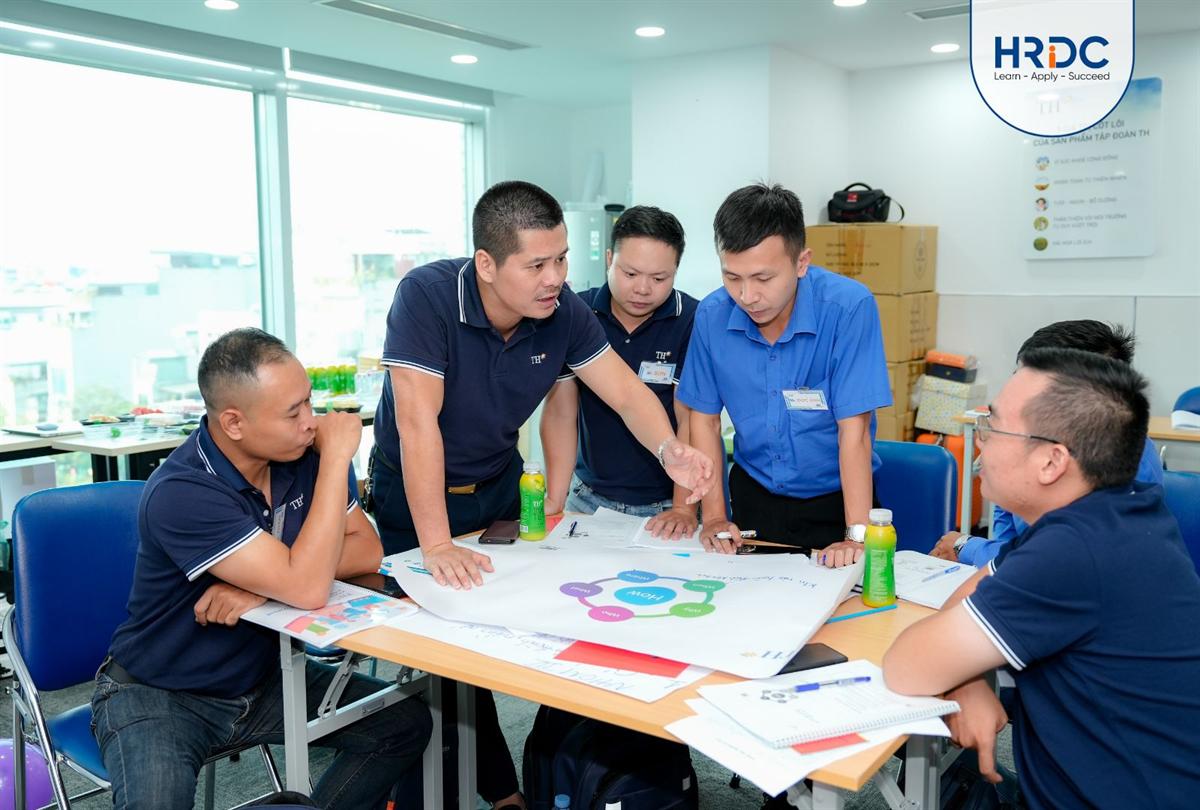 Nhóm học viên cùng phân tích và lập kế hoạch trên giấy khổ lớn